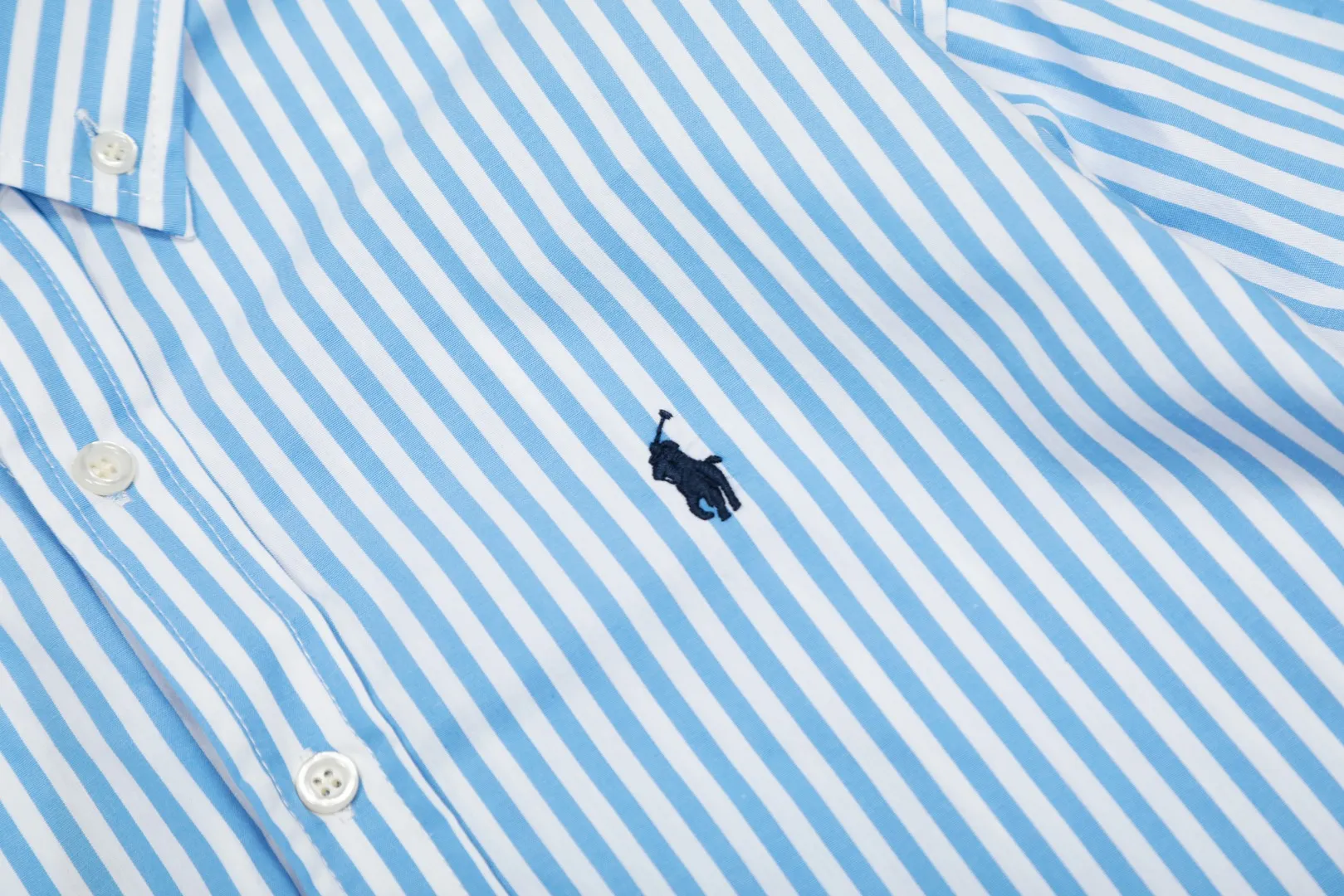 P260 💰 "Top quality" Style number: 8082# [Ralph Lauren classic basic new old money style striped shirt long sleeves] ✅Ralph Lauren Ralph Lauren colorful style old money style cotton poplin striped casual shirt long sleeves ✅Top ceiling quality ZP original development You can compare with the real thing at will ✅100% restored workmanship The entire garment is covered with seams and clean edges Curved triangular bifurcation ✅100% cotton poplin cotton Smooth to the touch Pre-car wash treatment The yarn is tighter ✅Customized dyed original pearlescent white bottom buttons, large and small zoning, vertical phoenix eyelets ✅Special shaped chiffon foil inside the collar door tube, not easy to deform and pull ✅Refreshing colorful striped shirt, salty or sweet, daily travel, extremely high production rate, customized style ✅The upper body looks much better than the real thing, can be worn alone or worn in all seasons, highly recommended for goddesses, size: S-XL, color: red, blue, green